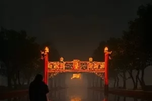 《屋檐之下》雨滴顺瓦片滑落封面图