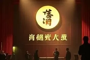 《雨后操场》跑道积水倒影封面图