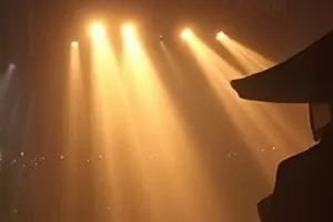《旧城烟火》老巷夜晚灯光封面图